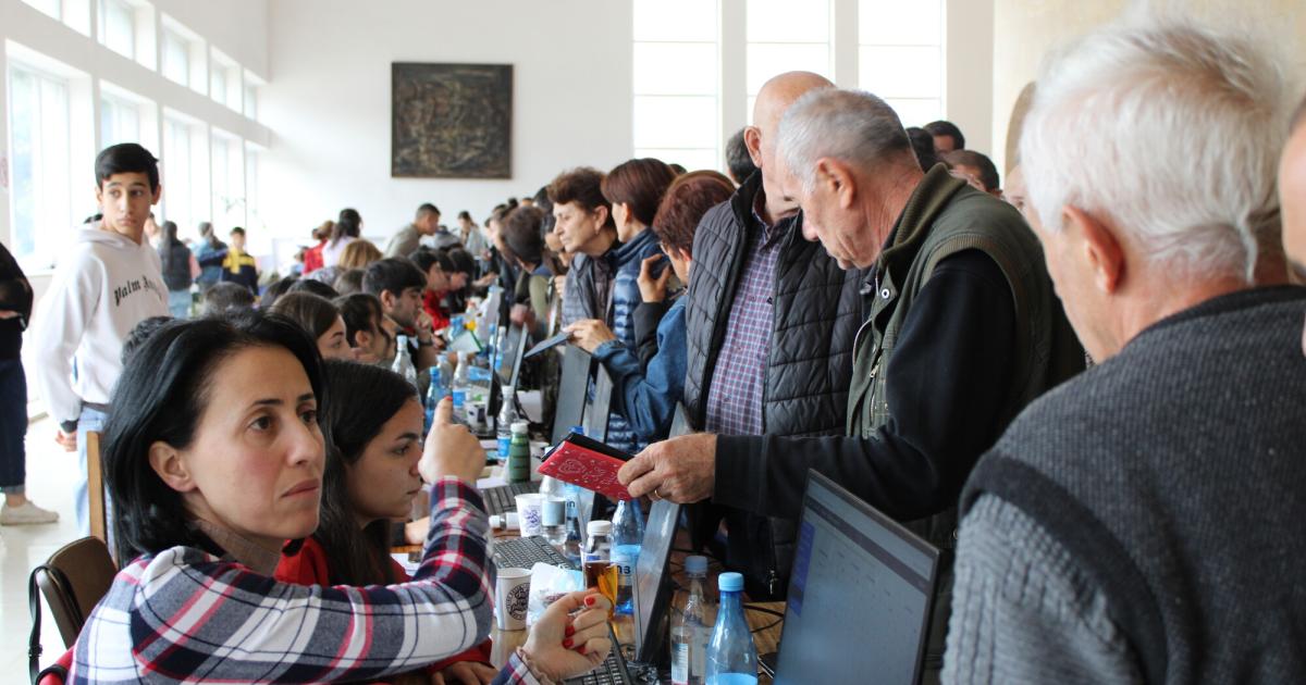 Mass Exodus: Thousands Of Ethnic Armenians Flee Nagorno-Karabakh